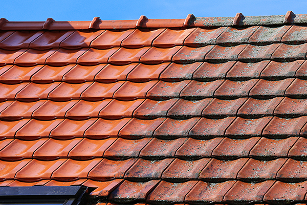 Roof cleaning with high pressure cleaner, before, afterwards